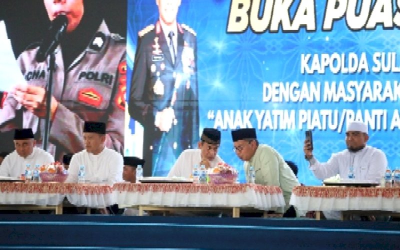 BUKA PUASA BERSAMA. Wali Kota Makassar Moh Ramdhan Pomanto mengikuti buka puasa bersama ribuan anak yatim se-Kota Makassar yang merupakan inisiasi Kapolda Sulsel Irjen Pol Andi Rian Ryacudu Djajadi di Tribun Lapangan Karebosi Makassar, Sabtu (30/3/2024). foto: istimewa