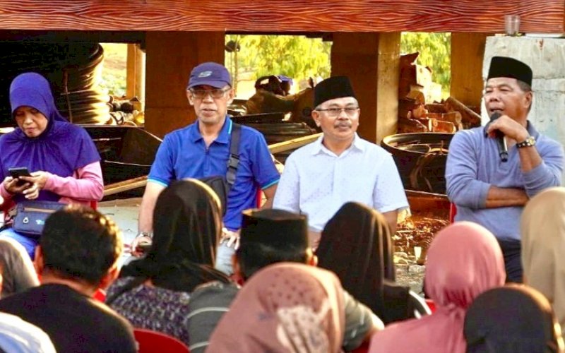 DIALOG. Bupati Bulukumba, Andi Muchtar Ali Yusuf, dialog dengan kelompok tani dari Kecamatan Gantarang dan Kecamatan Kindang, Kabupaten Bulukumba yang datang melihat suasana perkebunan bibit unggul miliknya. foto: istimewa