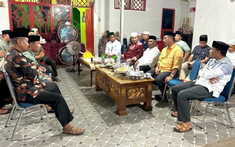 DIALOG. Bupati Bulukumba, Andi Muchtar Ali Yusuf, dialog dengan warga di sela-sela pelaksanaan Safari Ramadan. foto: istimewa