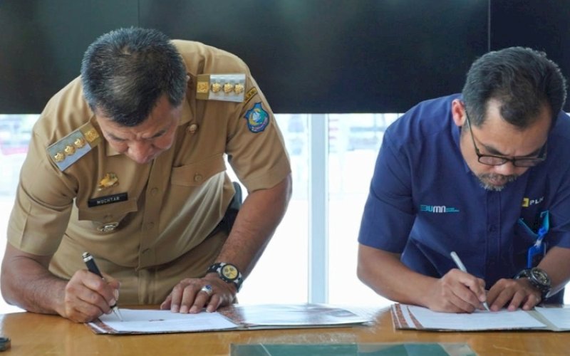 KERJA SAMA. Bupati Bulukumba, Andi Muchtar Ali Yusuf bersama Manager PLN UP3 Bulukumba Agus Priyanto melakukan penandatanganan Perjanjian Kerja Sama tentang mekanisme Pemungutan dan Penyetoran Pajak Barang dan Jasa Tertentu Tenaga Listrik (PKS PBJT-TL) Penerangan Jalan Umum (PJU) di Ruang Lemo-Lemo Gedung Pinisi Bulukumba, Selasa (26/3/2024). foto: istimewa