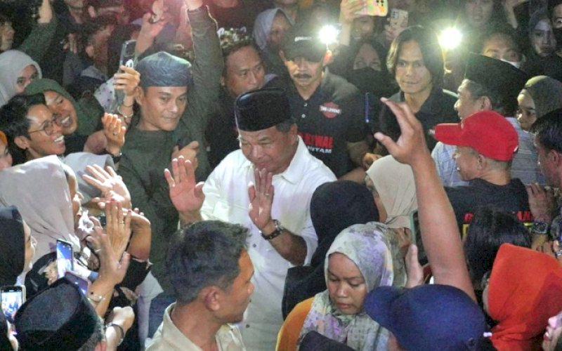 MENYAPA. Bupati Bulukumba, Andi Muchtar Ali Yusuf, menyapa warga yang memadati Lapangan Pemuda Bulukumba pada Launching Desa Digital dan Literasi Digital, Senin (25/3/2024). foto: istimewa