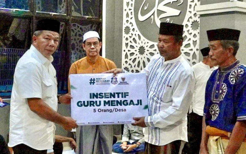 BANTUAN. Bupati Bulukumba, Andi Muchtar Ali Yusuf, menyerahkan bantuan saat Safari Ramadan di Kecamatan Kajang, tepatnya di Musala Pelabuhan Lembang Keke, Selasa (19/3/2024). foto: istimewa