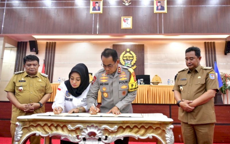 DUKUNGAN. Silaturahmi Pemprov Sulsel dan Polda Sulsel bersama Apdesi Sulsel di Ruang Pola Kantor Gubernur Sulsel, Selasa (5/3/2024). foto: istimewa