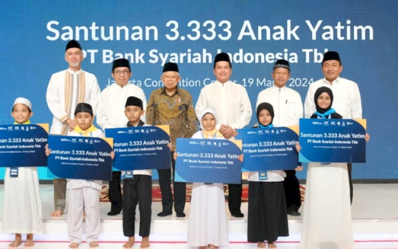 BERBAGI KEBERKAHAN. Wakil Komisaris Utama BSI Adiwarman Azwar Karim (ki-ka), Komisaris Utama BSI Muliaman D Hadad, Wakil Presiden RI Ma'ruf Amin, Direktur Utama BSI Hery Gunardi, Ketua DPS BSI KH Hasanudin, dan Wakil Direktur Utama BSI Bob Tyasika Ananta saat simbolis pemberian Santunan 3.333 Anak Yatim di Assembly Hall JCC Jakarta, Selasa (19/3/2024). foto: istimewa