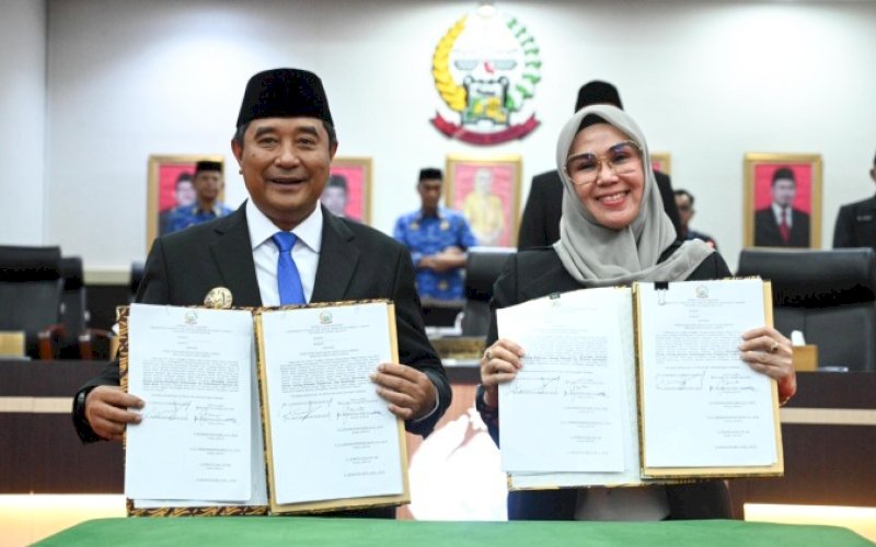 PENGESAHAN PERDA. Pj Gubernur Sulsel Bahtiar Baharuddin bersama Ketua DPRD Provinsi Sulsel memperlihatkan berkas pengesahan empat perda baru pada Rapat Paripurna DPRD Provinsi Sulsel di Kantor DPRD Provinsi Sulsel, Senin (18/3/2024). foto: istimewa