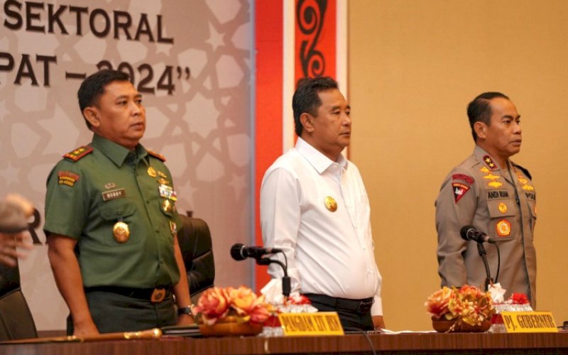 RAKOR. Pj Gubernur Sulsel, Bahtiar Baharuddin (tengah), memimpin langsung Rapat Koordinasi Lintas Sektoral Operasi Terpusat Ketupat 2024 dalam Rangka Pengamanan Idulfitri 1445 H di Hotel Dalton Makassar, Kamis (28/3/2024). foto: istimewa