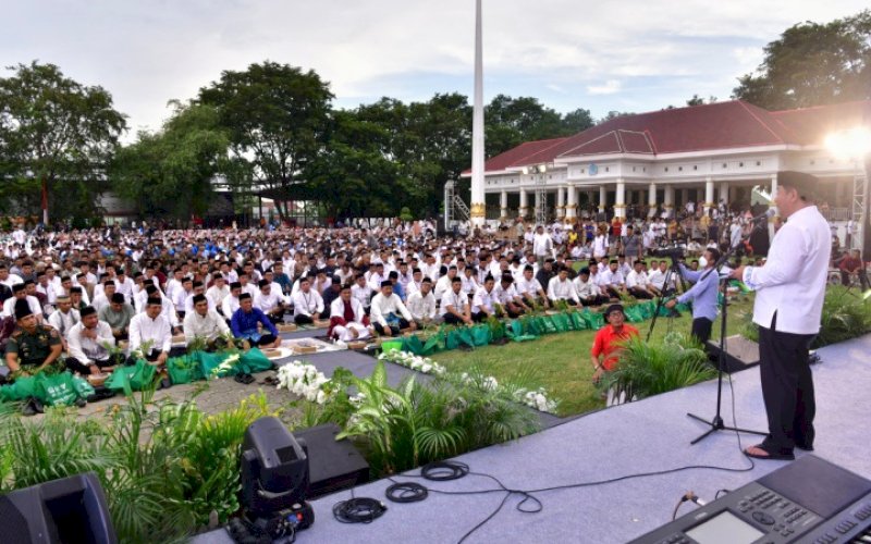 BERBAGI BAHAGIA. Puluhan ribu warga menghadiri buka puasa akbar pada acara Berbagi Bahagia Ramadan 1445 Hijriah di Lapangan Merdeka, Kabupaten Bone, Rabu (27/3/2024). Turut hadir Pj Gubernur Sulsel, Bahtiar Baharuddin. foto: istimewa