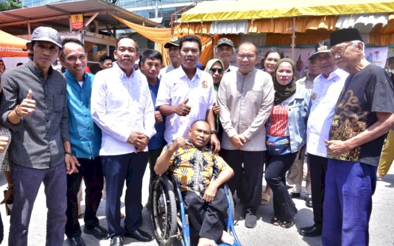 GPM. Pj Gubernur Sulsel Bahtiar Baharuddin didampingi Wali Kota Makassar Moh Ramdhan Pomanto meninjau Gerakan Pangan Murah (GPM) di depan Rumah Sakit Ujung Pandang Baru, Jl Juanda Raya, Kecamatan Tallo, Kota Makassar, Minggu (17/3/2024). foto: istimewa