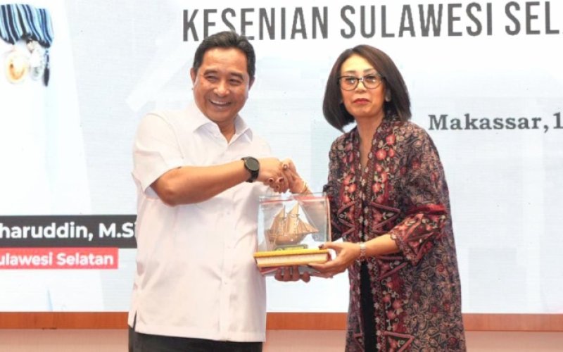 KERJA SAMA. Pj Gubernur Sulsel Bahtiar Baharuddin dan Business Development Director ITDC Ema Widiastuti bertukar cendera mata di sela-sela penandatanganan MoU Kawasan Ekonomi Khusus (KEK) Bira-Taka Bonerate di Rumah Jabatan Gubernur Sulsel, Kamis (14/3/2024). foto: istimewa