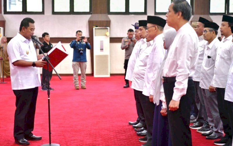 PELANTIKAN. Pj Gubernur Sulsel, Bahtiar Baharuddin, melantik Keanggotaan Forum Kerukunan Umat Beragama (FKUB) Provinsi Sulsel 2024-2029 di Ruang Pola Kantor Gubernur Sulsel, Selasa (26/3/2024). foto: istimewa