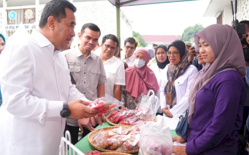 GPM. Pj Gubernur Sulsel Bahtiar Baharuddin mendampingi Direktur Stabilisasi Pasokan dan Harga Pangan Badan Pangan Nasional Maino Dwi Hartono saat menghadiri Gerakan Pangan Murah (GPM) Serentak di Gedung PKK Provinsi Sulsel, Rabu (6/3/2024). foto: istimewa
