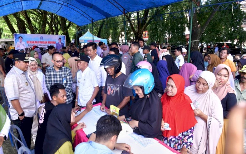 GPM. Warga memadati lokasi Gerakan Pangan Murah (GPM) di sejumlah titik di Kabupaten Bone, Rabu (27/3/2024). Turut hadir melakukan peninjauan Pj Gubernur Sulsel, Bahtiar Baharuddin. foto: istimewa