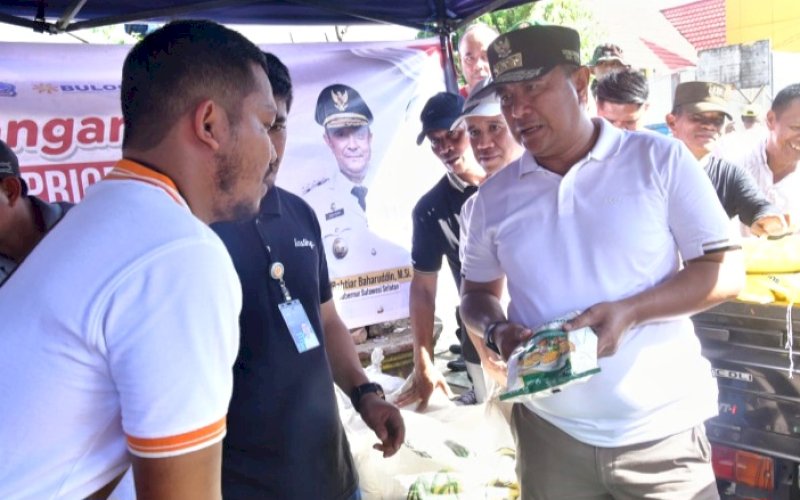 GPM. Pj Gubernur Sulsel, Bahtiar Baharuddin, menyaksikan langsung Gerakan Pangan Murah (GPM) yang berlangsung di Pasar Pagi, Watampone, Kabupaten Bone, Sulsel, Jumat (1/3/2024) pagi. foto: istimewa