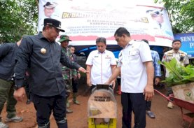 Pj Gubernur Sulsel Serahkan Bantuan Mesin Perajang Pisang untuk Warga Mare