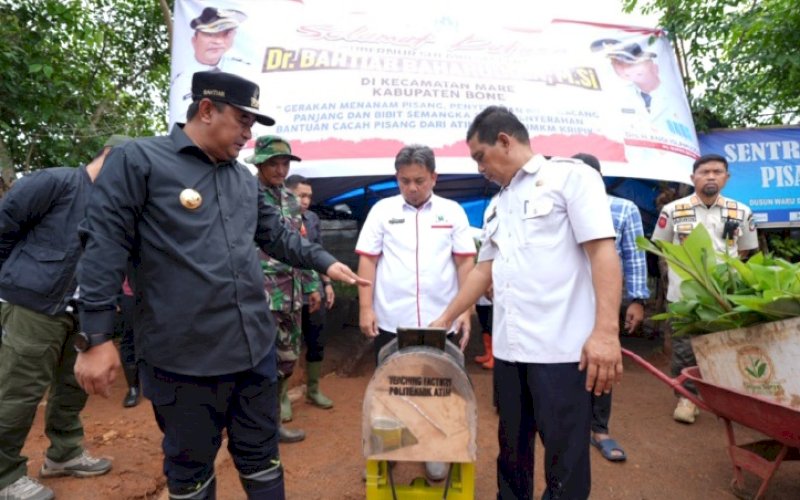 PENYERAHAN. Pj Gubernur Sulsel, Bahtiar Baharuddin, menyerahkan bantuan satu unit alat perajang pisang bagi masyarakat di Kecamatan Mare, Kabupaten Bone, Rabu (13/3/2024). foto: istimewa
