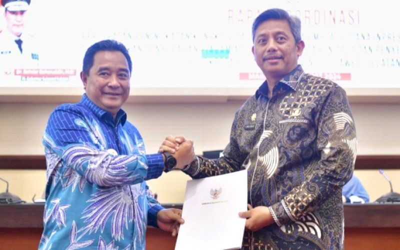 PENYERAHAN. Pj Gubernur Sulsel, Bahtiar Baharuddin, menyerahkan SK Plt Sekda Provinsi Sulsel kepada Andi Muhammad Arsjad di Ruang Rapat Pimpinan Kantor Gubernur Sulsel, Jumat (15/3/2024). foto: istimewa
