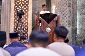 Tarawih di Masjid Al-Markaz Al-Islami Makassar, Pj Gubernur Sulsel Sampaikan Gerakan Berbagi Bahagia