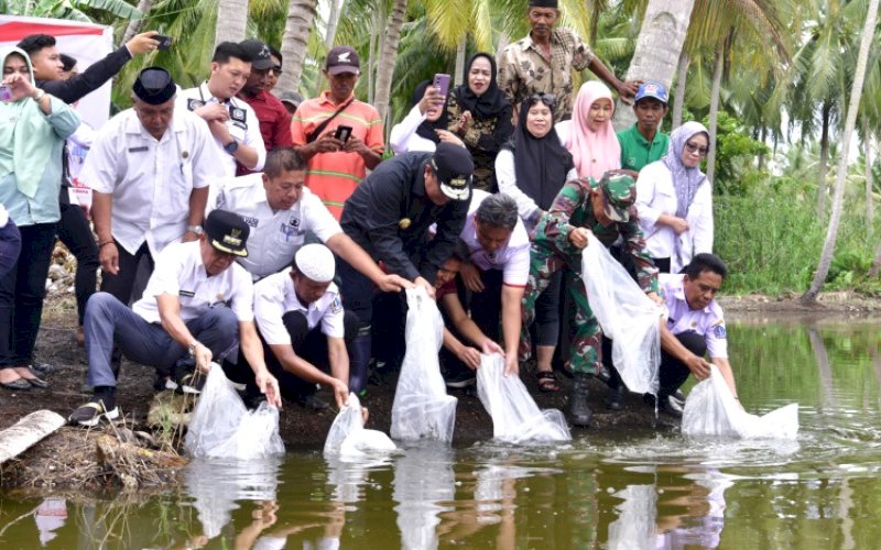 PENEBARAN. Pj Gubernur Sulsel Bahtiar Baharuddin dan Pj Bupati Bone Andi Islamuddin kembali melakukan penebaran 400 ribu bibit ikan nila dan ikan mas di dua lokasi di Kabupaten Bone, Rabu (13/3/2024). foto: istimewa