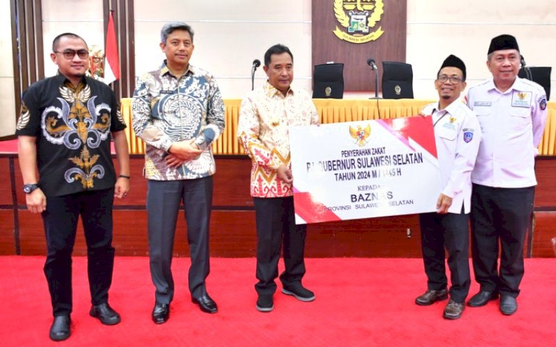 PENYERAHAN. Pj Gubernur Sulsel, Bahtiar Baharuddin, melakukan penyerahan secara simbolik zakat, infak, dan sedekah ASN Pemprov Sulsel kepada Baznas Provinsi Sulsel di Ruang Pola Kantor Gubernur Sulsel, Kamis (21/3/2024). foto: istimewa