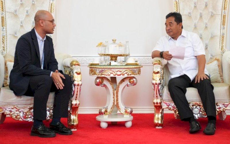 PERTEMUAN. Pj Gubernur Sulsel Bahtiar Baharuddin bertemu General Manager (GM) Garuda Indonesia Wayang Gilang Aditya Subawa di Rumah Jabatan Gubernur Sulsel, Kamis (14/3/2024). foto: istimewa