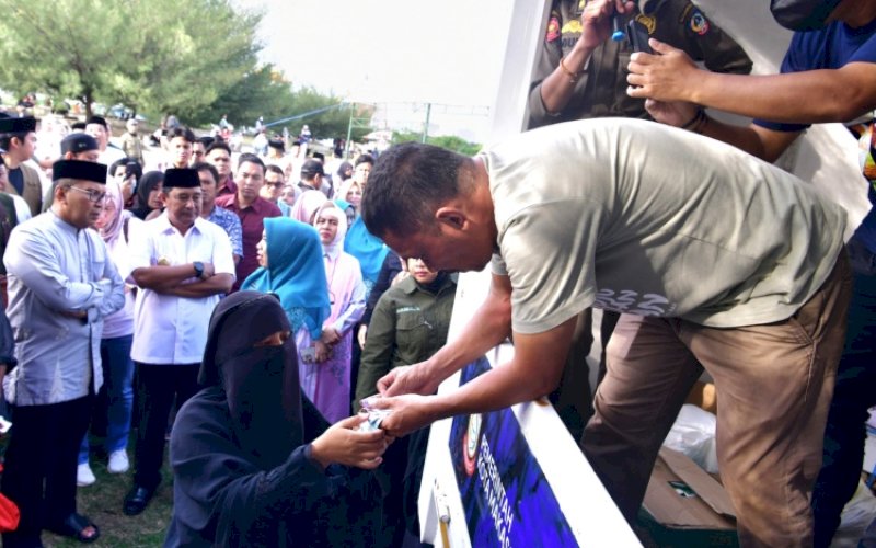 GPM. Pj Gubernur Sulsel Bahtiar Baharuddin didampingi Wali Kota Makassar Moh Ramdhan Pomanto meninjau Gerakan Pangan Murah (GPM) didi Taman BPJS Center Point of Indonesia (CPI) Makassar, Minggu (17/4/2024). foto: istimewa