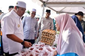 Buka Puasa di Lego-lego, Pj Gubernur Sulsel Bagikan Beras untuk Warga Kurang Mampu