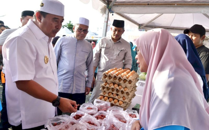GPM. Pj Gubernur Sulsel Bahtiar Baharuddin didampingi Wali Kota Makassar Moh Ramdhan Pomanto meninjau Gerakan Pangan Murah (GPM) di di Taman BPJS Center Point of Indonesia (CPI) Makassar, Minggu (17/4/2024). foto: istimewa