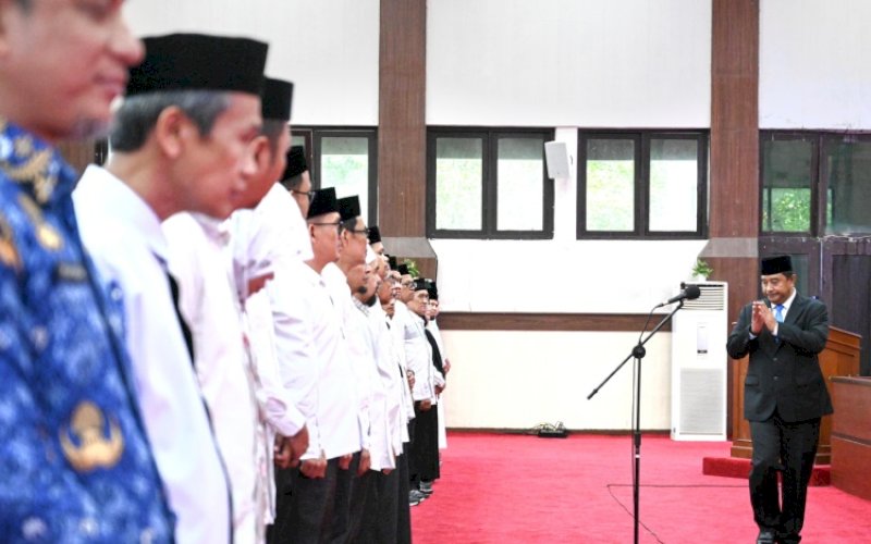 PELANTIKAN. Pj Gubernur, Bahtiar Baharuddin, melantik pengurus tiga masjid milik Pemprov Sulsel di Ruang Pola Kantor Gubernur Sulsel, Senin (18/3/2024). foto: istimewa