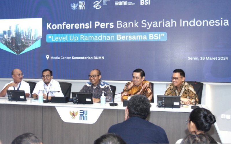 BERI KETERANGAN. Kepala Biro Hubungan Masyarakat dan Fasilitasi Dukungan Strategis KBUMN Rachman Ferry Isfianto (ki-ka), Asisten Deputi Bidang Jasa Keuangan Bin Nahadi, Direktur Manajemen Risiko yang juga bertindak sebagai Ketua Kegiatan Ramadhan BSI Grandhis Helmi Harumansyah, SVP Corporate Secretary BSI Gunawan Arif Hartoyo dan SVP Marketing Communication Kemas Erwan Husainy saat konferensi pers Bank Syariah Indonesia Level Up Ramadan Bersama BSI di Media Center KBUMN Jakarta, Senin (18//3/2024). foto: istimewa