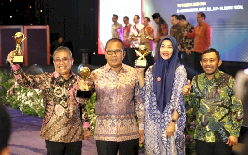 PENGHARGAAN. Direktur Utama Perumda Air Minum Kota Makassar Beni Iskandar (ki-ka) bersama Wali Kota Makassar Moh Ramdhan Pomanto menerima penghargaan pada ajang Top CEO BUMD Award 2024 di Hotel Raffles Jakarta, Rabu (20/3/2024). foto: istimewa