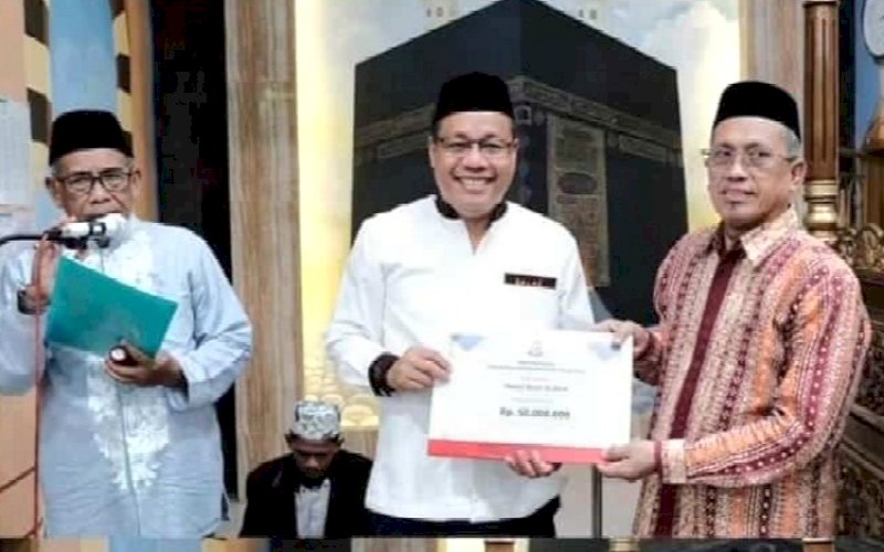 PENYALURAN. Sekretaris Dewan DPRD Kota Makassar, Dahyal, menyalurkan dana hibah Pemkot Makassar senilai Rp50 juta di Masjid Al Amin, Jl Lasuloro Raya, Bumi Antang Permai, Sabtu (16/3/2024). foto: istimewa