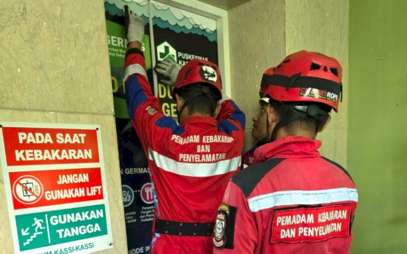 PENYELAMATAN. Petugas Damkar Kota Makassar dengan sigap menyelamatkan seorang ibu yang terjebak dalam lift Puskesmas Kassi-kassi, Senin (4/3/2024). foto: istimewa