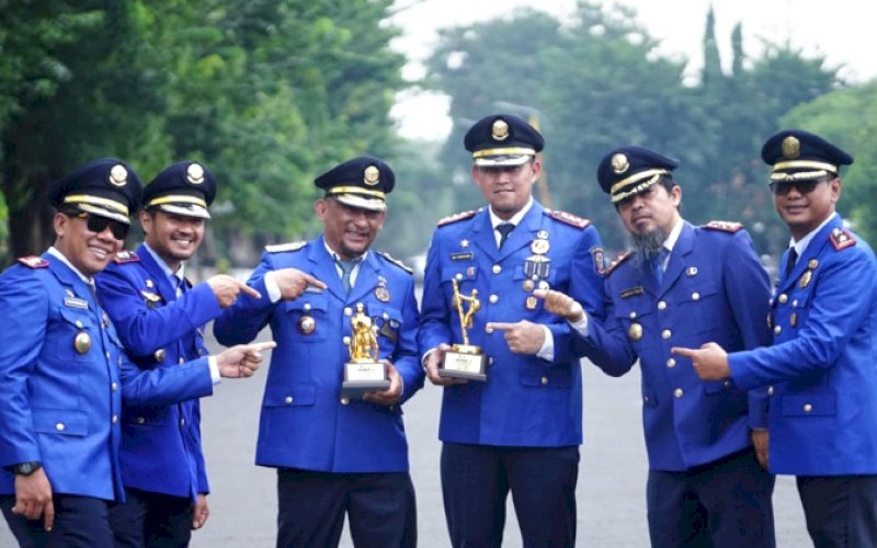 JUARA. Dinas Damkar Kota Makassar, berhasil memenangkan kompetisi pada ajang Skill Competition Fire and Rescue Indonesia 2024 dalam rangka HUT Pemadam Kebakaran Indonesia ke-105 di Kota Surabaya, Jatim, 27-29 Februari 2024. foto: istimewa