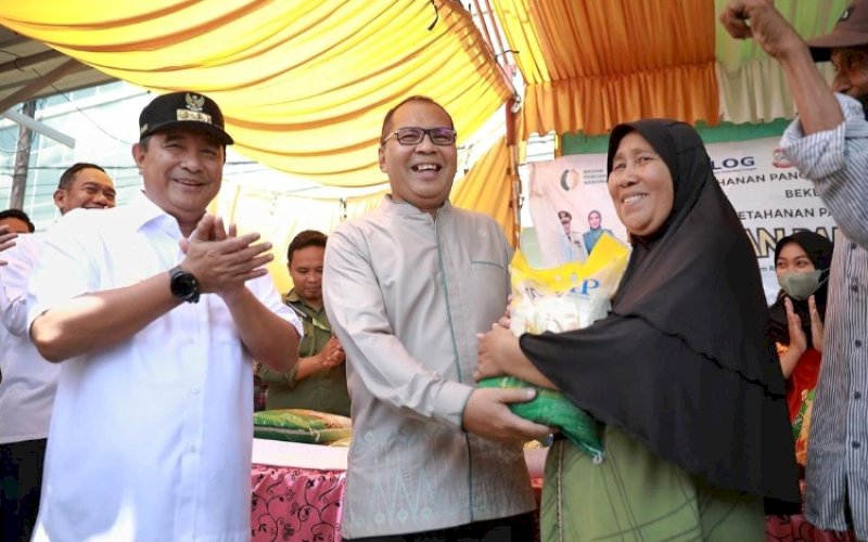 GPM. Wali Kota Makassar Moh Ramdhan Pomanto disaksikan Pj Gubernur Sulsel Bahtiar Baharuddin menyerahkan sembako kepada salah seorang warga saat meninjau Gerakan Pangan Murah (GPM) di depan Rumah Sakit Ujung Pandang Baru, Jl Juanda Raya, Kecamatan Tallo, Kota Makassar, Minggu (17/3/2024). foto: istimewa