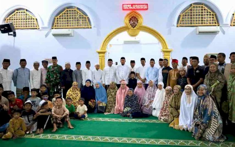 JEMAAH SUBUH. Wali Kota Makassar, Moh Ramdhan Pomanto, bersama jemaah Salat Subuh di Masjid Nurul Al Aqsa, Jl Amirullah, Kota Makassar,&nbsp;Selasa (12/3/2024). foto: istimewa