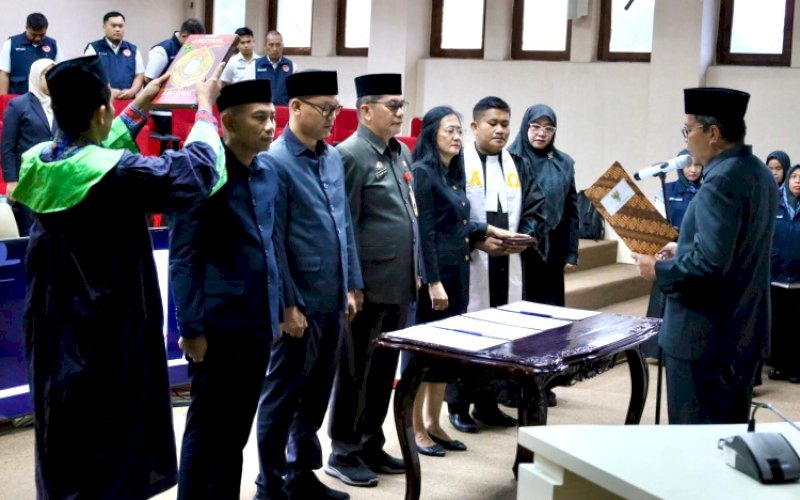 PELANTIKAN. Wali Kota Makassar, Moh Ramdhan Pomanto, resmi melantik empat pejabat di Dinas Kependudukan dan Catatan Sipil (Disdukcapil) Kota Makassar di Ruang Sipakalebbi Kantor Balai Kota Makassar, Rabu (6/3/2024). foto: istimewa