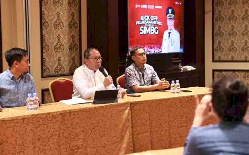 PELUNCURAN. Wali Kota Makassar, Moh Ramdhan Pomanto (tengah), saat meluncurkan Pelaksanaan Persetujuan Bangunan Gedung (PBG) pada Sistem Informasi Manajemen Bangunan Gedung (SIMB) di Hotel Myko Makassar, Jumat (1/3/2024). foto: istimewa