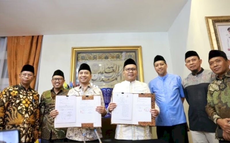 MOU. Wali Kota Makassar Moh Ramdhan Pomanto dan Rektor UIN Alauddin Makassar Prof Hamdan Juhannis menjajaki kerja sama Tri Dharma Perguruan Tinggi melalui penandatanganan Memorandum of Understanding (MoU) di Kediaman Wali Kota, Jl Amirullah, Kota Makassar, Sabtu (23/3/2024). foto: istimewa