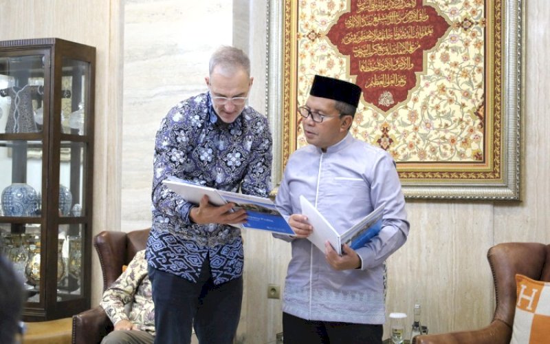 BAHAS INVESTASI. Wali Kota Makassar, Moh Ramdhan Pomanto, menerima tim Aspen Medical yang dipimpin Sunandar Asisten Deputi Utilitas dan Industri Manufaktur Kemenko Perekonomian di Jl Amirullah, Kota Makassar, Jumat (22/3/2024) malam. foto: istimewa