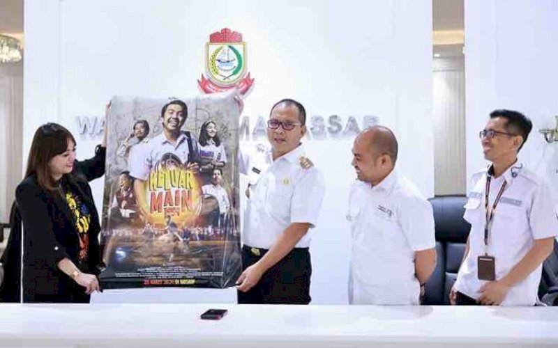 AUDIENSI. Wali Kota Makassar, Moh Ramdhan Pomanto, menerima audiensi tim DL Entertainment terkait Penayangan Film Sineas Makassar &lsquo;Keluar Main 1994&rsquo; di Kantor Balai Kota Makassar, Rabu (13/3/2024). foto: istimewa