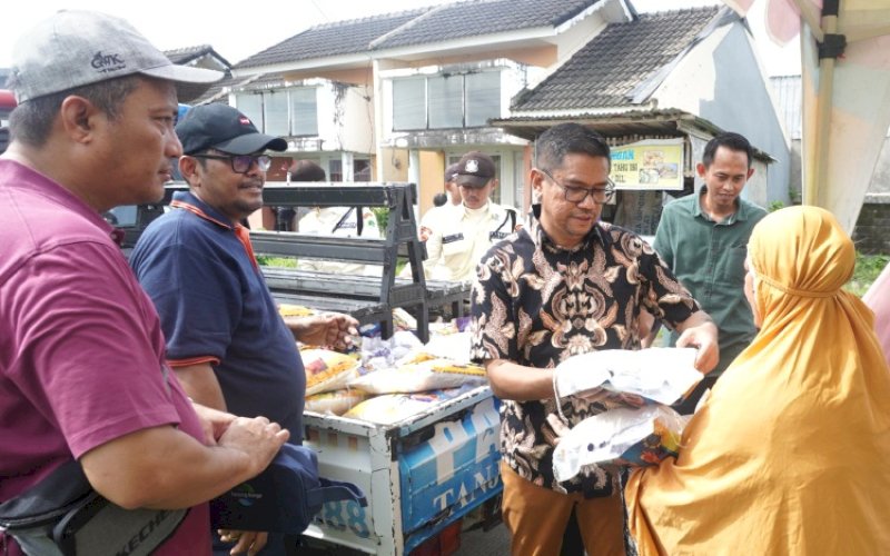 PASAR MURAH. Associate Director PT GMTD Tbk, A Eka Firman Ermawan, secara simbolis menyerahkan beras kepada salah satu pengunjung pasar murah yang digelar PT GMTD Tbk di Cluster Lily, Tamanyeleng, Rabu (13/3/2024). foto: istimewa