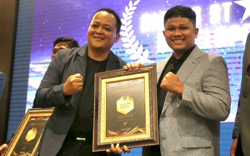 DEVELOPER TERBAIK. Deputy Regional Bussines Bank BTN Wilayah V Erik Budi Setiawan (kiri) menyerahkan penghargaan kepada Direktur PT Indoproperti Sukses Gemilang Fachny Abdilla pada Awarding Night and Developer Gathering 2024 dengan tema 'Together We Rise and Shine' yang diseleggarakan di Hotel The Rinra Makassar, Sabtu (2/3/2024). foto: istimewa