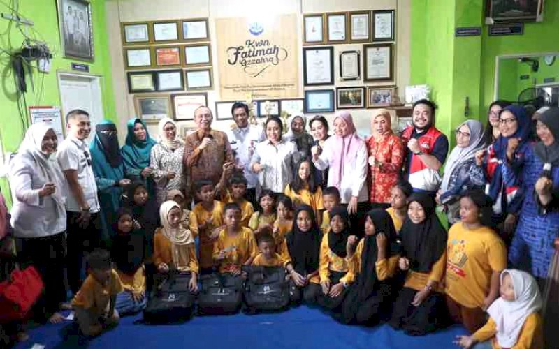 KUNJUNGAN. Pj Ketua Dharma Wanita Persatuan (DWP) Kota Makassar Fadliah Abdul Kadir bersama sejumlah pengurusnya mendampingi Menteri PPPA I Gusti Ayu Bintang Darmawati meninjau langsung aktivitas Home Industry & Social Care Center KWN Fatimah Azzahra di Jl Barukang III Lr 3, Kelurahan Pattingaloang, Kecamatan Ujung Tanah, Kota Makassar, Rabu (27/3/2024). foto: istimewa