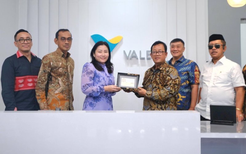 KUNJUNGAN KERJA. Direktur PT Vale Indonesia Febriany Eddy bertukar cendera mata dengan Ketua Komisi VII DPR RI Sugeng Suparwoto yang melalukan kunjungan kerja ke Kantor Perwakilan PT Vale Indonesia Tbk (PT Vale) di Makassar, Rabu (20/3/2024). foto: istimewa