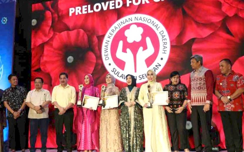 PARTISIPASI. Pj Sekda Kota Makassar, Firman Hamid Pagarra (kiri), turut berpartisipasi dalam kegiatan sosial yang diselenggarakan Dekranasda Provinsi Sulsel 'Dekranasda Preloved for Charity' di Hotel Claro Makassar, Jumat (29/3/2024). foto: istimewa