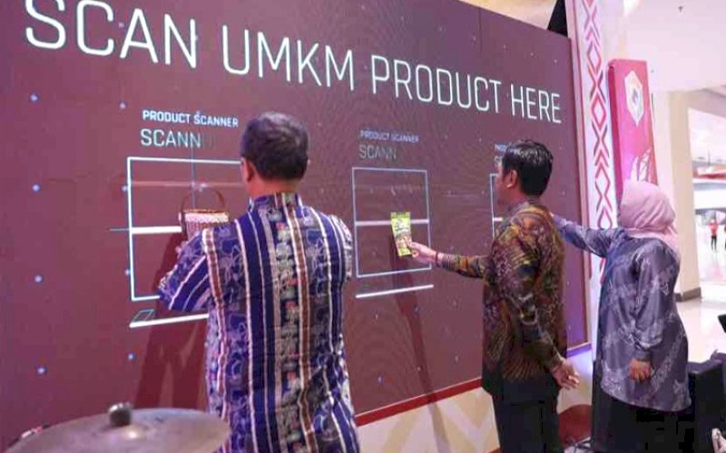PEMBUKAAN. Pj Sekda Kota Makassar, Firman Hamid Pagarra (tengah), membuka SMES & Financing Expo 2024 yang diinisiasi Dinas Koperasi dan UMKM Makassar di TSM Makassar, Kamis (29/2/2024). foto: istimewa