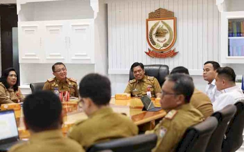 PIMPIN RAPAT. Pj Sekda Kota Makassar, Firman Hamid Pagarra, saat memimpin rapat persiapan tindak lanjut perlindungan terhadap pekerja rentan dirangkaian rapat perpanjangan kerja sama BPJS Ketenagakerjaan di Ruang Rapat Sekda, Balai Kota Makassar, Senin (4/3/2024). fotoL istimewa