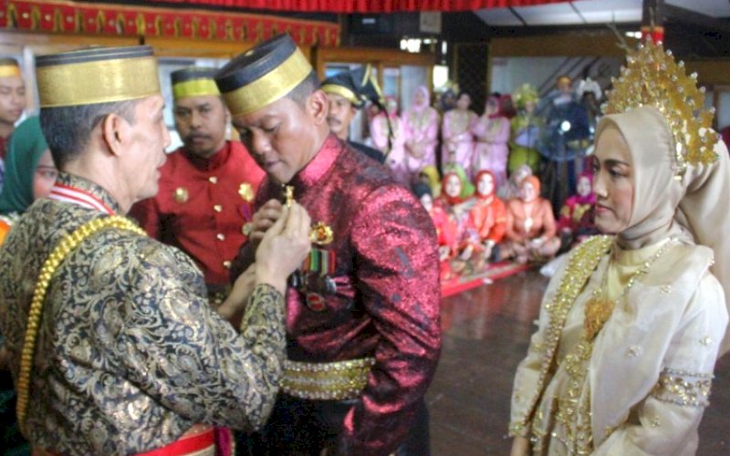 PEMBERIAN GELAR. Raja Gowa ke-38 Paduka Yang Mulia Sombayya Andi Kumala Ijo Daeng Sila Karaeng Lembang Parang menganugerahkan gelar Dansat Brimob Polda Sulsel Kombes Pol Heru Novianto beserta istri Mirza Novelia Ardini di Museum Balla Lompoa, Sungguminasa, Kecamatan Somba Opu, Kabupaten Gowa, Sulsel, Sabtu (2/3/2024). foto: istimewa