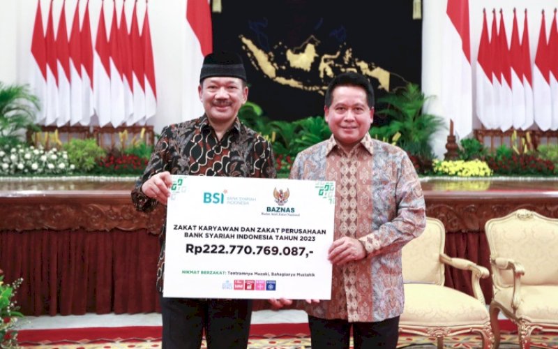PENYERAHAN. Direktur Utama PT Bank Syariah Indonesia Tbk Hery Gunardi (kanan) menyerahkan secara simbolis zakat perusahaan BSI kepada Ketua Baznas RI Noor Achmad (kiri) di Istana Negara, Rabu (13/3/2024). foto: istimewa