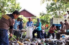 Huabao, Pemdes, dan Warga Bersih-bersih Lingkungan